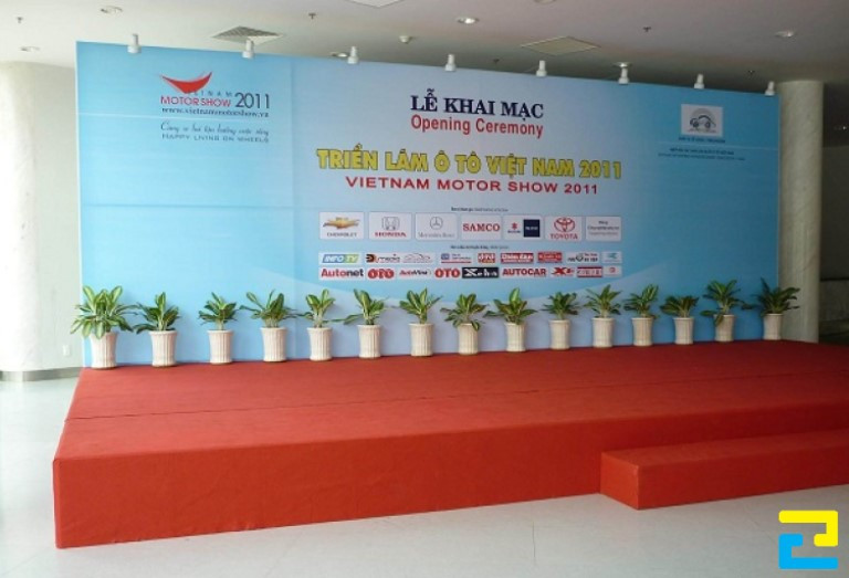 Backdrop sân khấu triển lãm ô tô trang trí làm điểm nhấn cho chương trình
