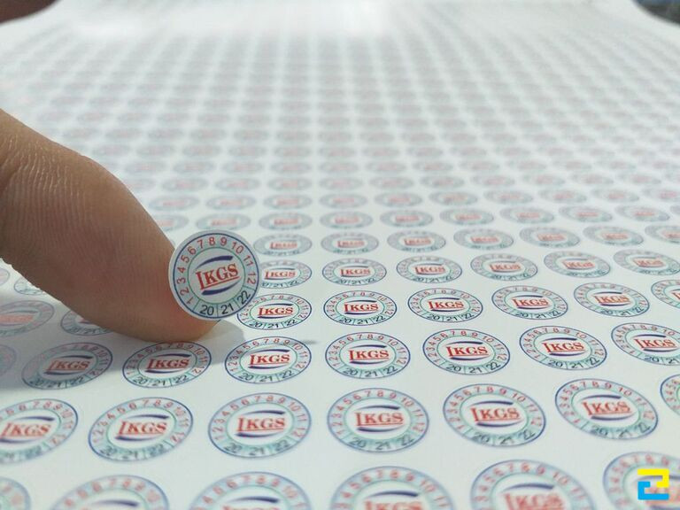 Mẫu Decal in tem dán vỡ thường có kích thước nhỏ được đặt tại các mép hộp hay linh kiện điện tử