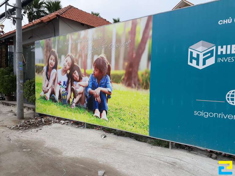 Ngoài có tính quảng cáo hiệu quả thì mẫu in PP cán Decal còn có tác dụng che chắn các công trình xây dựng
