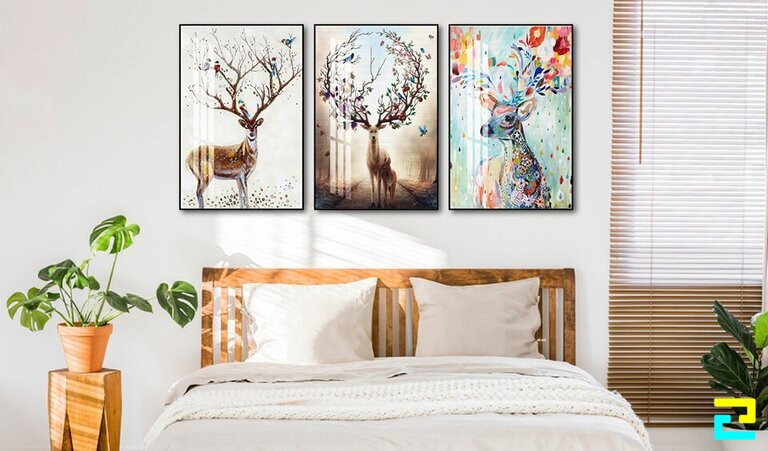 Mẫu tranh hươu họa tiết nhiều màu sắc khá độc đáo, tạo điểm nhấn cho không gian phòng ngủ