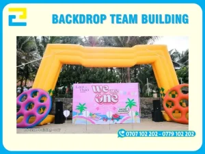 Mẫu backdrop team buiding màu hồng kết hợp cổng hơi