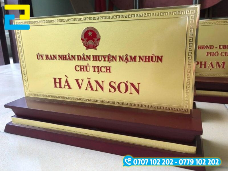 Biển chức danh mặt inox vàng đế gỗ