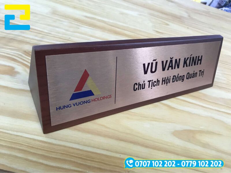 Bảng chức danh mặt inox trắng xước gắn lên gỗ