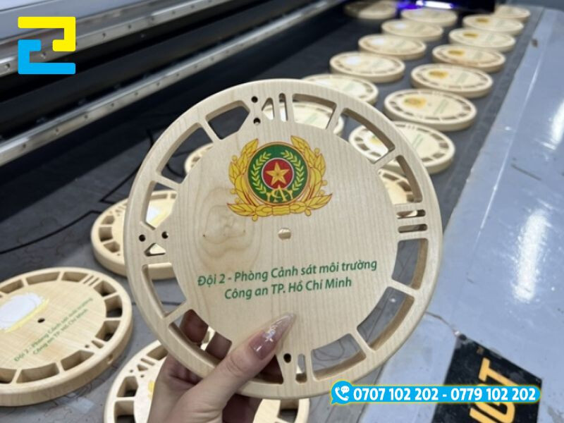 In logo hình cảnh sát lên gỗ