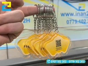 In mã QR trên móc khoá acrylic tăng độ nhận diện thương hiệu