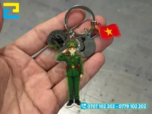 Móc khoá acrylic in hình chú bộ đội kèm theo phụ kiện tinh xảo