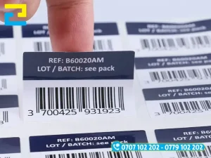 Khavhs hàng quét tem nhãn decal in mã vạch để cập nhật các thông tin khuyến mãi