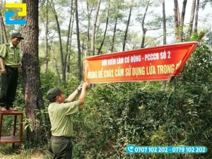 Banner tuyên truyền trong rừng, các khu vực dễ xảy ra hỏa hoạn