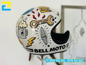 Chiếc mũ bảo hiểm được trang trí decal độc đáo, sáng tạo thành dấu ấn cá nhân