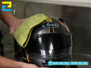 Vệ sinh mũ bảo hiểm trước khi dán decal