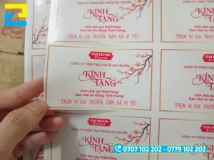 Decal nhựa PVC có khả năng kháng nước tốt, độ bền cao và dẻo dai, phù hợp sử dụng trong điều kiện ngoài trời.