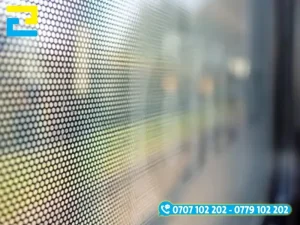 Decal lưới cho phép người bên trong nhìn ra ngoài trong khi vẫn hiển thị nội dung quảng cáo từ phía bên ngoài.