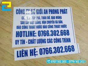 In decal quảng cáo với các thông tin thương hiệu