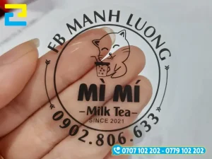 Decal trong suốt in nội dung dán lên ly trà sữa tiện lợi