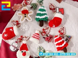 Mẫu 1: Móc khóa mica acrylic in UV kết hợp móc khoá len