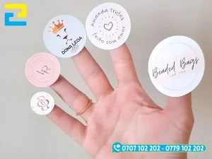 In decal quận 11 đa dạng kích thước, bám dính tốt trên nhiều chất liệu