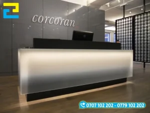 Background quầy lễ tân decal in dán kính tối giản, sang trọng