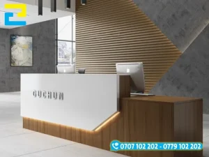 Background lễ tân thiết kế đồng bộ với nội thất