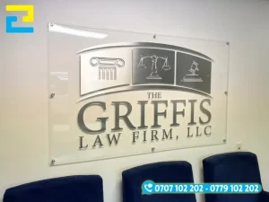 Background quầy lễ tân mica trong suốt in logo giúp không gian văn phòng sang trọng và chuyên nghiệp