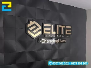 Logo in trên mica gắn vác quầy lễ tân tạo điểm nhấn nổi bật