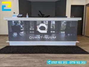 Background quầy lễ tân in UV trên mica hiệu ứng kính đẹp mắt