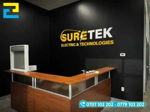 Background lễ tân nền tường đen kết hợp logo phong cách hiện đại