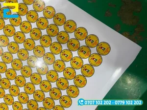 Nhãn decal màu vàng in và cắt bế hàng loạt