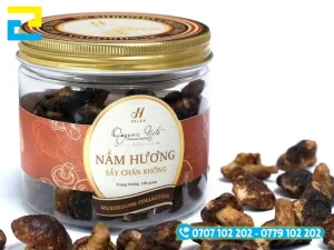 Kích thước phù hợp giúp tem ôm sát bao bì nấm hương, không bị nhăn khi dán