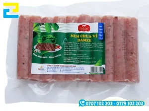 Decal nhựa sữa chịu ẩm tốt, không bong tróc khi gói nem tiết nước.