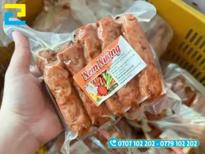 Decal trong PVC thường được in lót trắng để thể hiện nội dung rõ ràng hơn