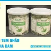 In tem nhãn nha đam chống ẩm, chịu lạnh tại TPHCM — decal nhựa PVC bám chắc chai lọ ướt. Trả hàng 2 giờ, thiết kế miễn phí. Gọi 0707.102.202.
