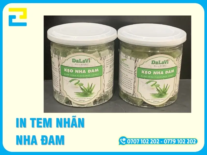 In tem nhãn nha đam chống ẩm, chịu lạnh tại TPHCM — decal nhựa PVC bám chắc chai lọ ướt. Trả hàng 2 giờ, thiết kế miễn phí. Gọi 0707.102.202.