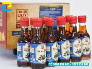 Kích thước tùy chỉnh hoàn toàn — xưởng cắt bế die-cut theo file, bleed 2–3 mm.