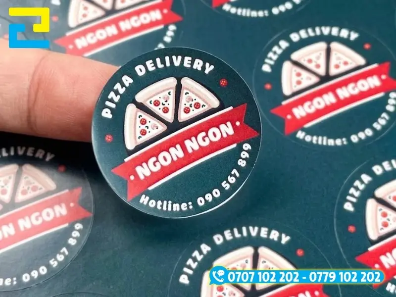 Trên tem nhãn pizza thường in thương hiệu,, logo và hottline