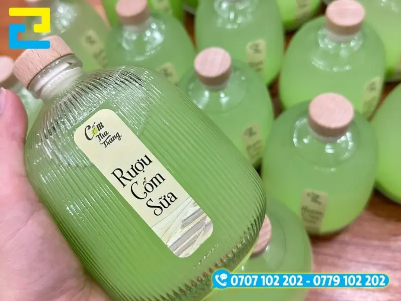 Tem nhãn đẹp biến chai rượu cốm thành món quà đẳng cấp
