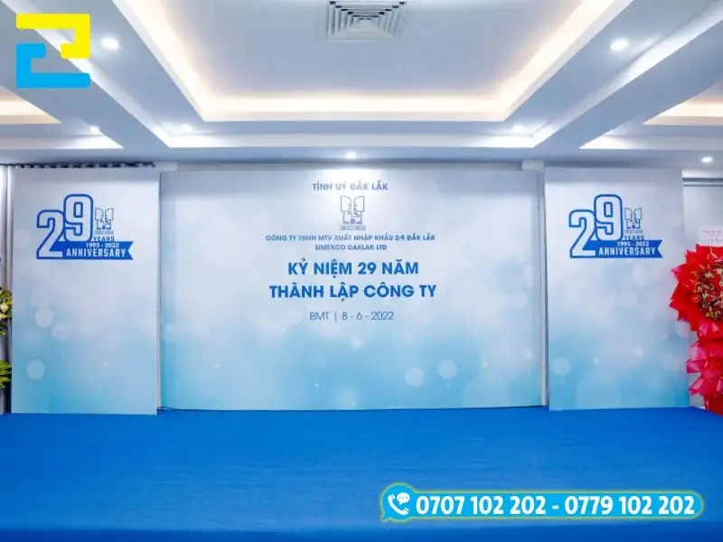 Thiết kế kỷ niệm thành lập công ty mang phong cách tối giản với tông màu xanh dương và trắng dịu mắt