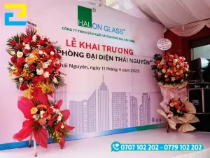 Backdrop lễ khai trương phòng đại diện sử dụng họa tiết đồ họa các tòa nhà cao tầng theo phong cách đơn sắc