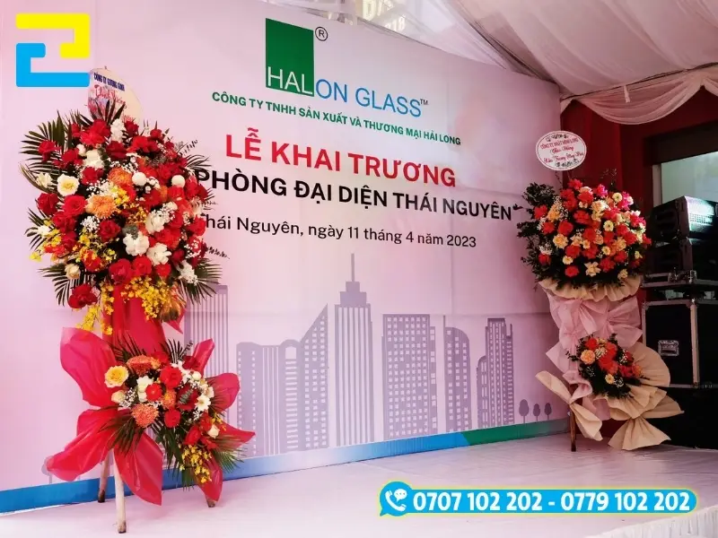 Backdrop lễ khai trương phòng đại diện sử dụng họa tiết đồ họa các tòa nhà cao tầng theo phong cách đơn sắc