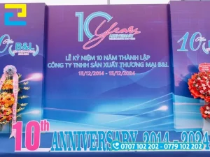 Mẫu thiết kế kỷ niệm 10 năm thành lập với sự phối hợp dải màu gradient từ xanh dương đến tím đầy ấn tượng