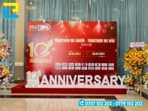 Background công ty màu cam đỏ kết hợp chữ nổi formex phía trước