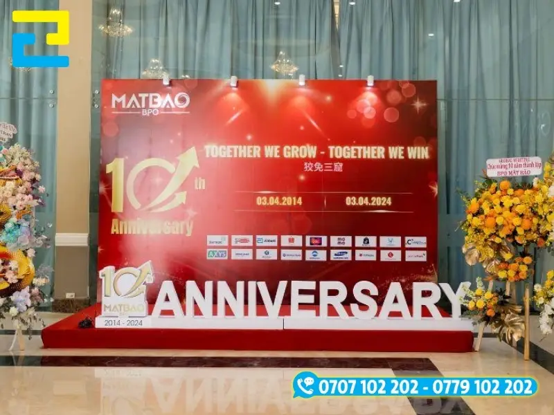 Background công ty màu cam đỏ kết hợp chữ nổi formex phía trước