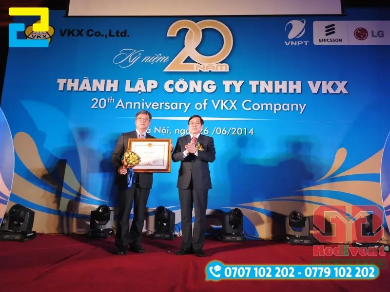 Background backdrop công ty thiết kế đơn giản, nổi bật thông tin quan trọng