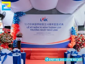 Backdrop màu trắng đơn giản kết hợp với bong bóng trang trí