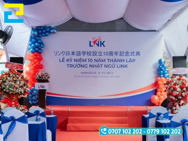 Backdrop màu trắng đơn giản kết hợp với bong bóng trang trí