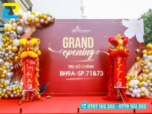 Mẫu backdrop sự kiện khai trương với gam màu đỏ đô sang trọng, được trang trí tinh tế bằng bóng bay nghệ thuật