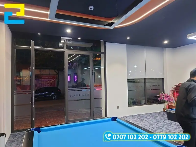 Decal trong in logo và giờ đóng mở cửa tiệm bida trên cửa kính mặt tiền, lâu phai màu