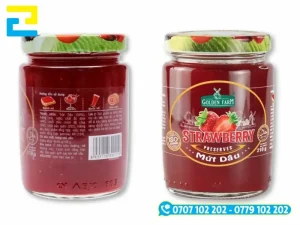 In tem nhãn mứt dâu tây trên decal trong tạo hiệu ứng nhìn trong suốt