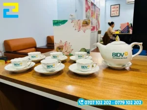 Tem nhãn gốm sứ bám chắc và bền màu sẽ theo sản phẩm suốt vòng đời sử dụng