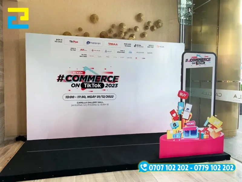 Backdrop nền trắng với các chi tiết nổi bật kèm khung checkin