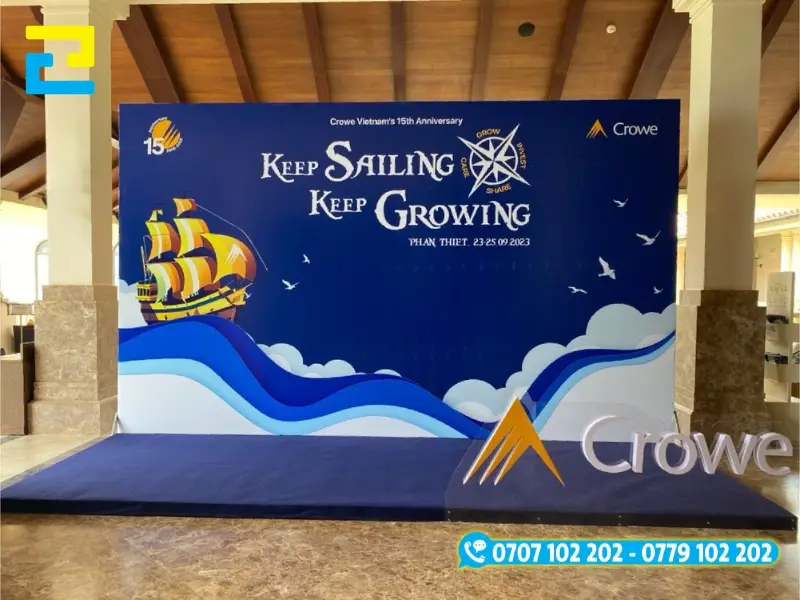 Backdrop PP cán formex kết hợp logo chữ nổi trắng trên nền mica trong